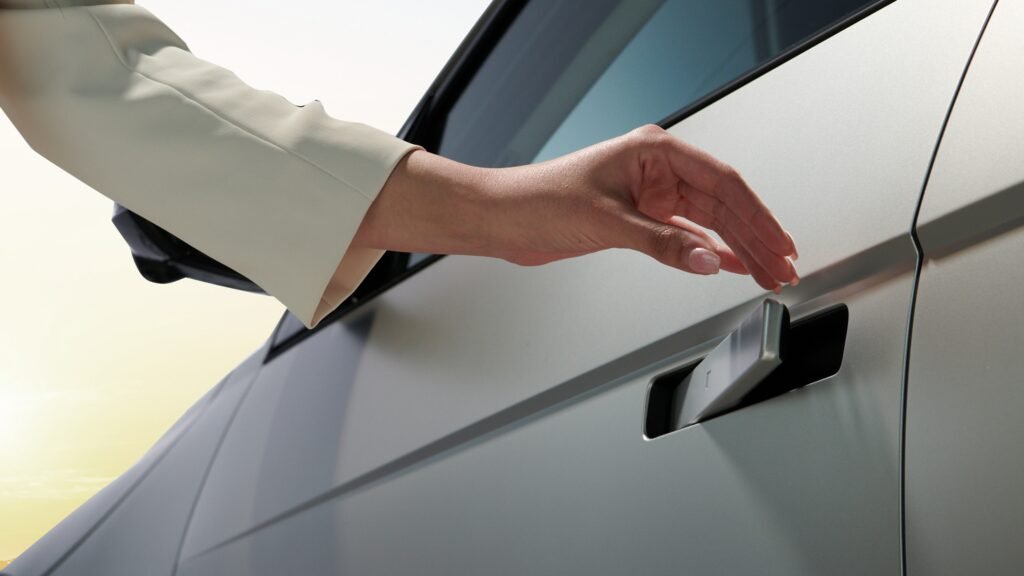 The flush-style automatic door handles enhance the IONIQ 5's high tech look. The touch sensors automatically release the hidden door handles for use.